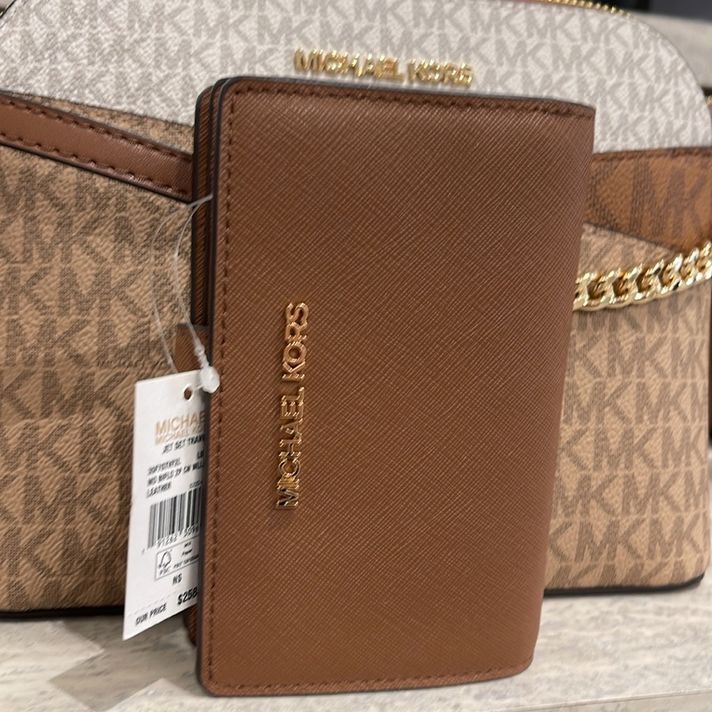Michael Medium Crossgrain Leather Bifold Wallet
Luggage 
NWT - Picture 16 of 16